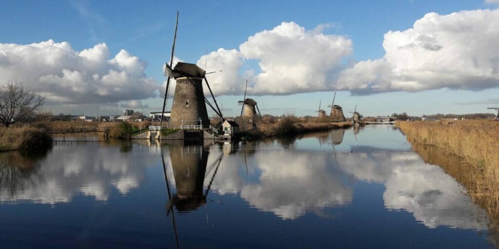 Wasser mit Windmühlen Niederlande Holland
