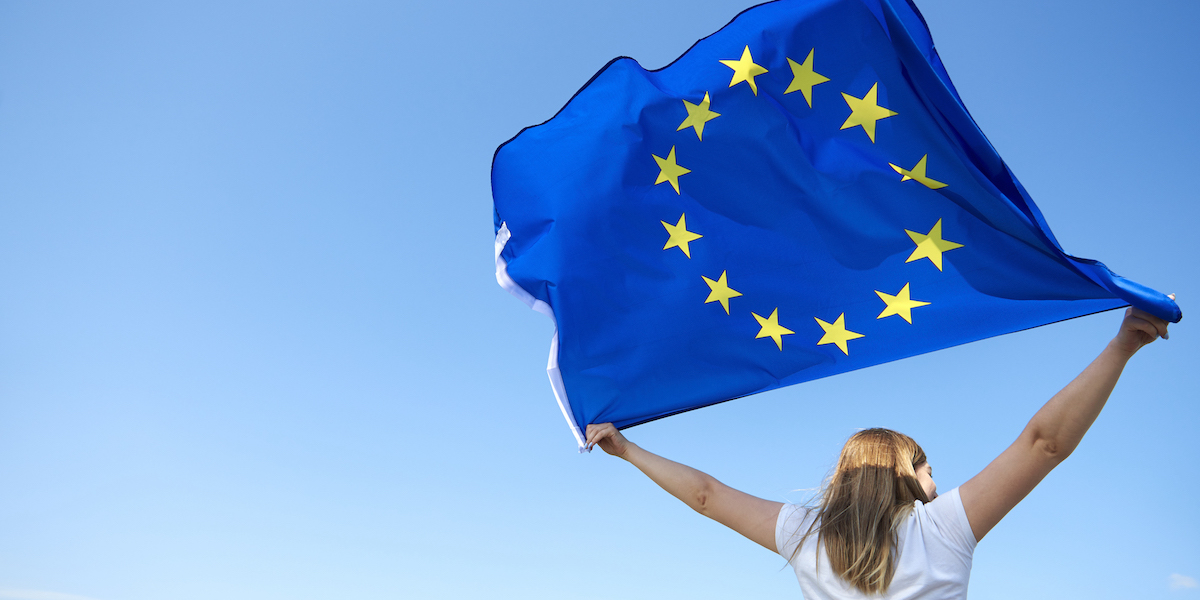 Jemand hält Europafahne hoch