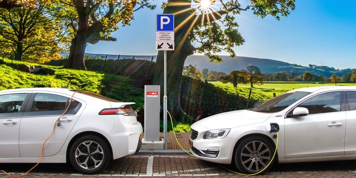 Elektroauto, Ladesäule, Parkplatz