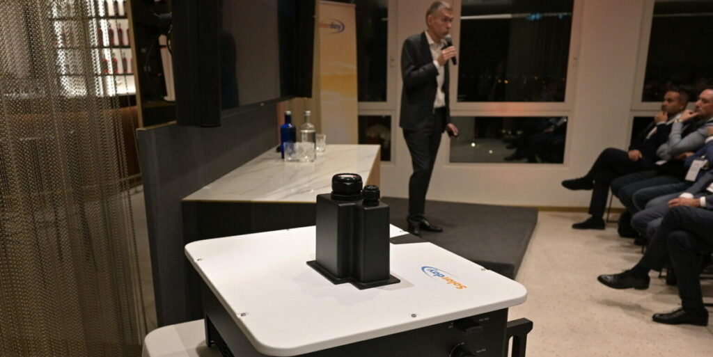 Marco Vergani, Sales & Marketing Director Europe von Solarday, erläutert die neue Strategie des Unternehmens auf einer Veranstaltung in Mailand.