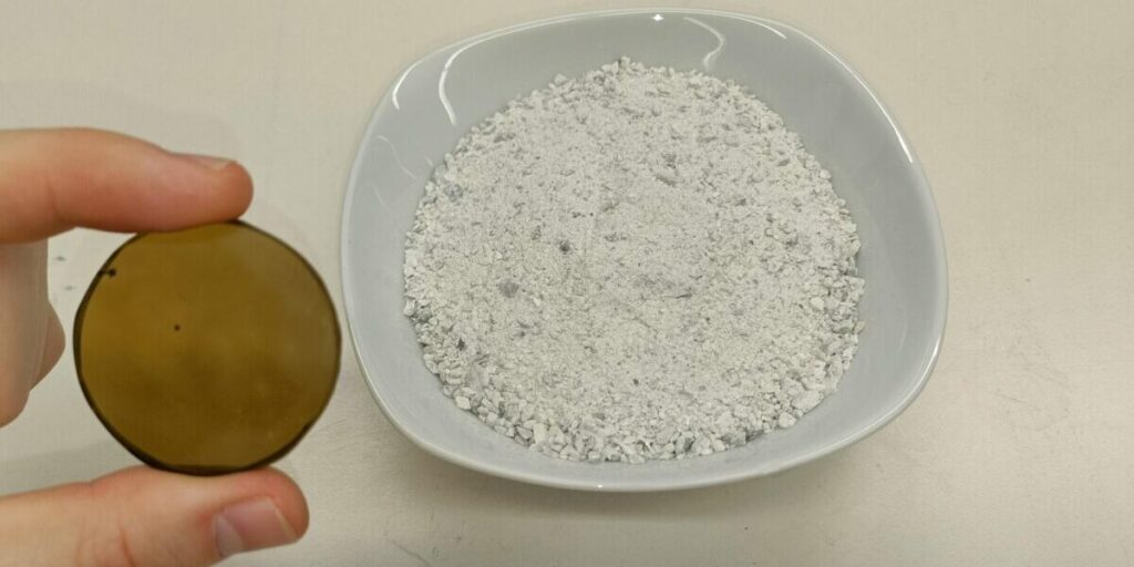 Glasprobe aus dem Mondregolith-Simulant TUBS-T, Forschungsprojekt „SoMo – Ein innovatives Herstellungsverfahren für Solarzellen aus Mond-Regolith“; Fachgebiet Raumfahrttechnik der TU Berlin, JPM Silicon GmbH, Förderung durch Deutsche Raumfahrtagentur im Deutschen Zentrum für Luft- und Raumfahrt (DLR)