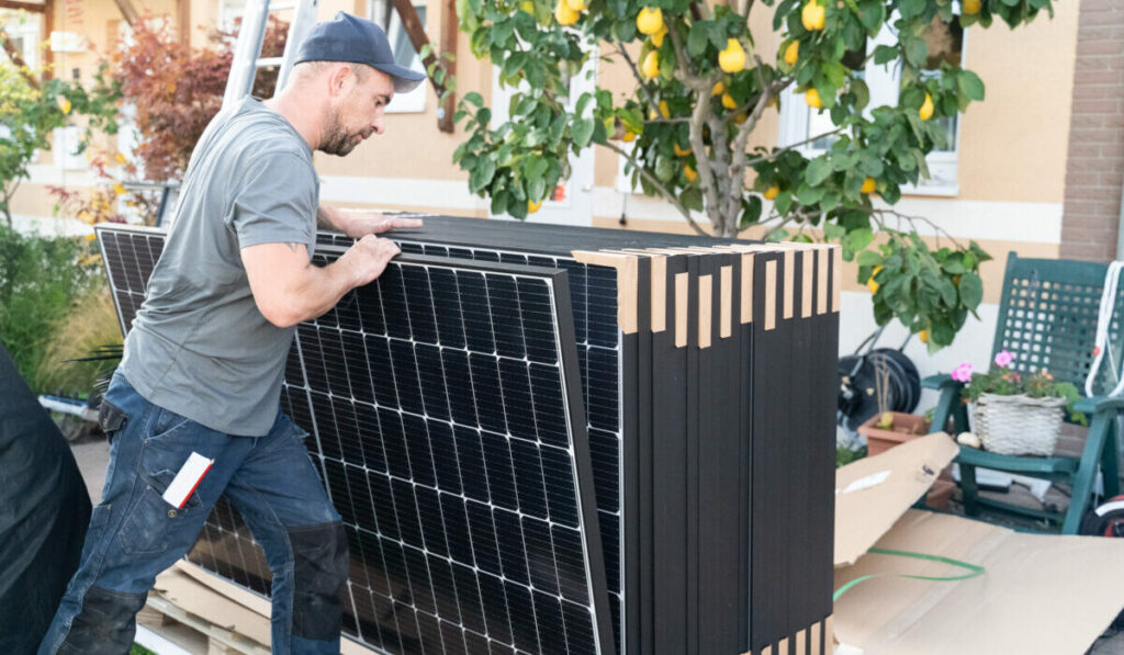 PR-Foto Enpal, Solarmodule, Montage, Solarteur