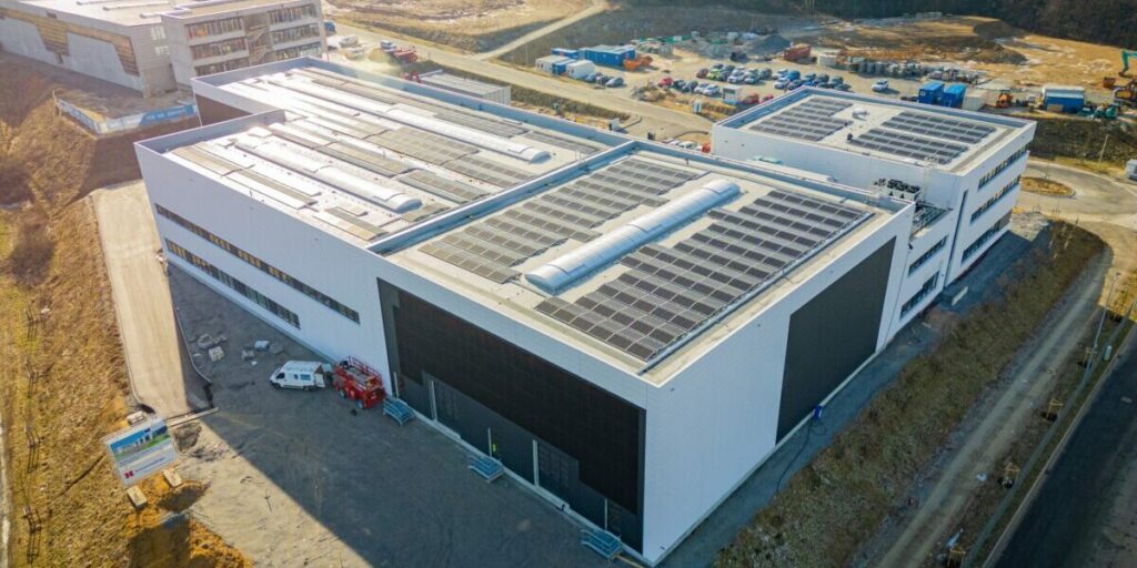 In der "CarBatteryReFactory" im niederbayerischen Iggensbach entstehen aus neuen obsoleten Elektrofahrzeugbatterien für die Energiewende dringend benötigte Großspeicher.
