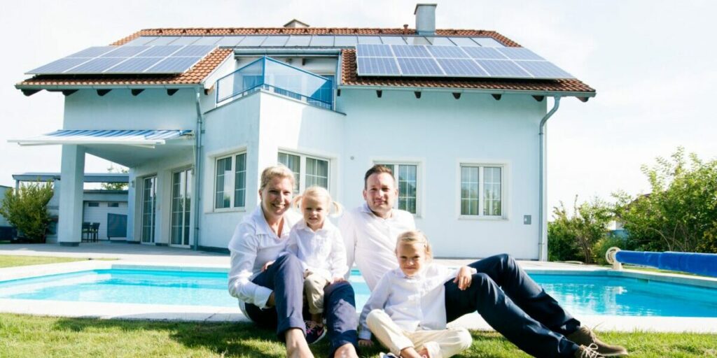 Familie, PV-Dachanlage, Pool