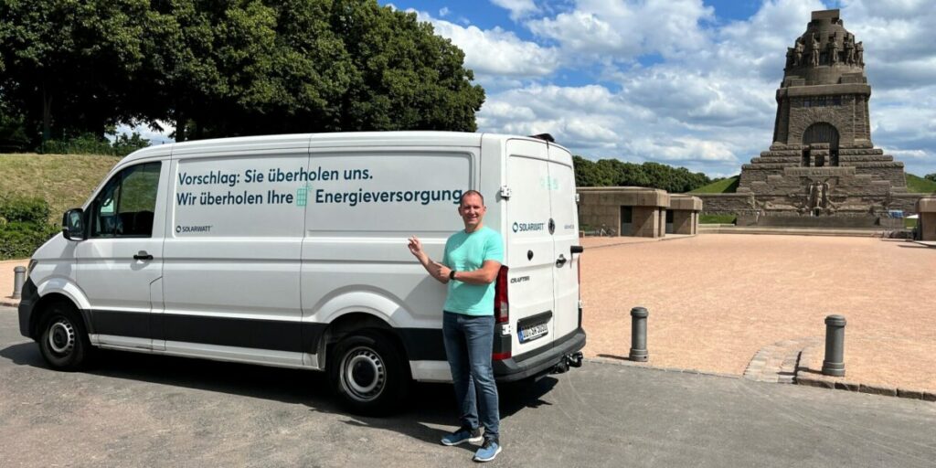 Solarwatt-Standortleiter in Leipzig vor Völkerschlachtdenkmal