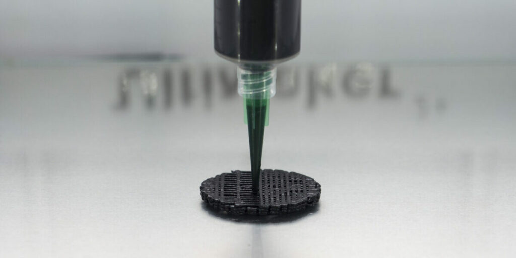 3D-Drucker druck schwarze Tinte, Elektrode, sieht aus wie Eishockeypuck