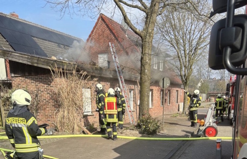 Brand Haus Löscharbeiten Neuenhaus Feuerwehr