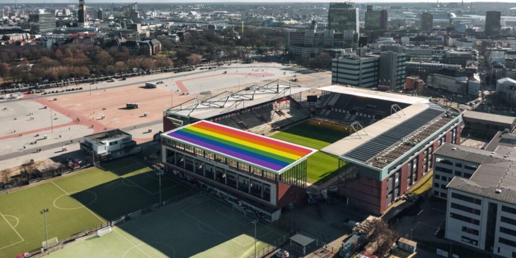 Millerntor-Stadion mit Photovoltaik-Anlage in Regenbogenfarbgebung