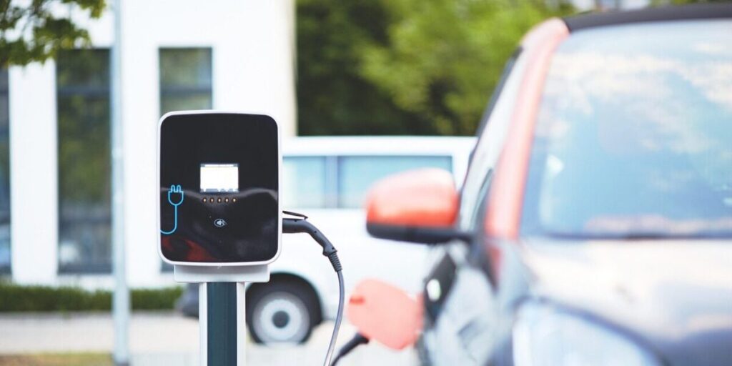 Auto lädt an Ladestation
