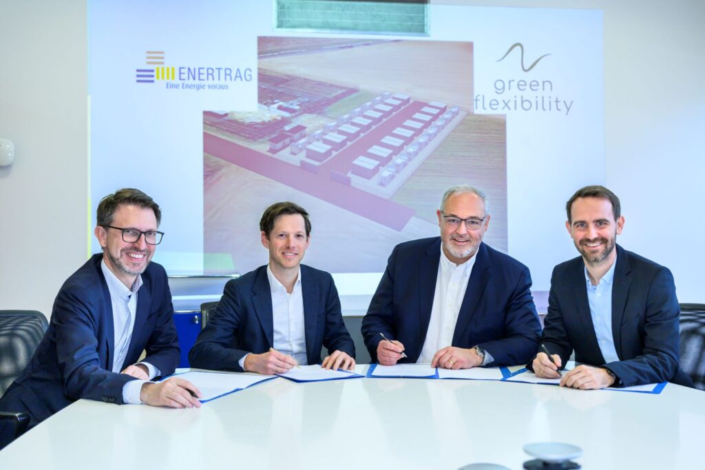 Vertragsunterzeichnung von ENERTRAG und green flexibility V.l.n.r.: Dr. Tobias Bischof-Niemz (CTO ENERTRAG), Simon Hagedorn (CFO ENERTRAG), Christoph Ostermann (CEO green flexibility), Christoph Lienert (COO green flexibility) Foto Credits: Tom Schweers