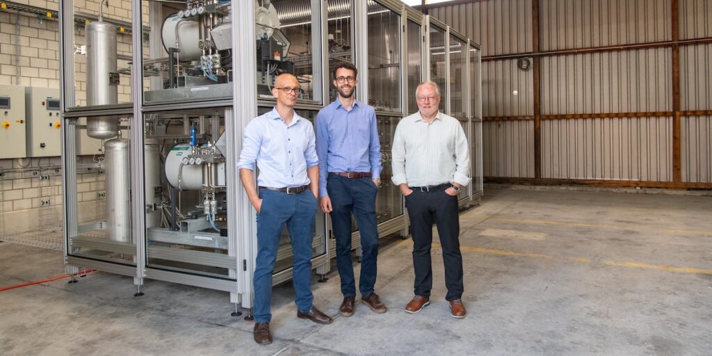 Empa, (v.l.) Jürg Ardüser, Florian Kiefer, Christian Bach, Methanisierungsanlage, Demonstrator