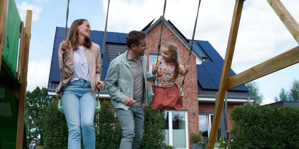 Familie, Eigenheim, Photovoltaik-Anlage, Eon, Einfamilienhaus