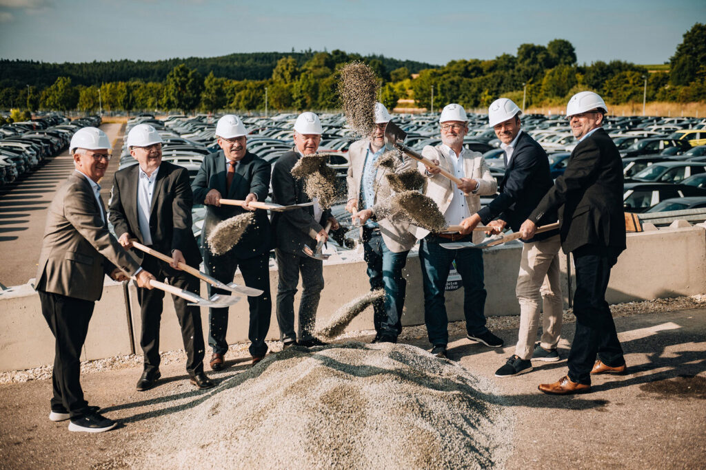 Spatenstich für den Solarcarport am Umschlagplatz für Fahrzeuge in Kelheim