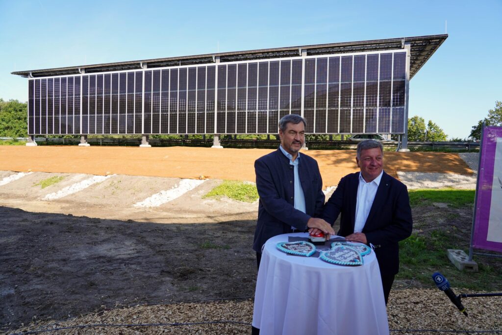 Fotos: Ministerpräsident Dr. Markus Söder, Bayerns Verkehrsminister Christian Bernreiter bei der offiziellen Inbetriebnahme der Photovoltaik-Anlage (Quelle: Winszczyk/StMB)