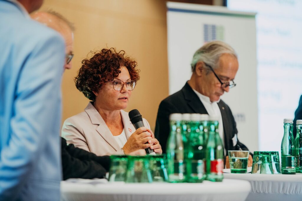 Energie-Staatssekretärin Elisabeth Zehetner auf PV Tagung in Wien, November 2025