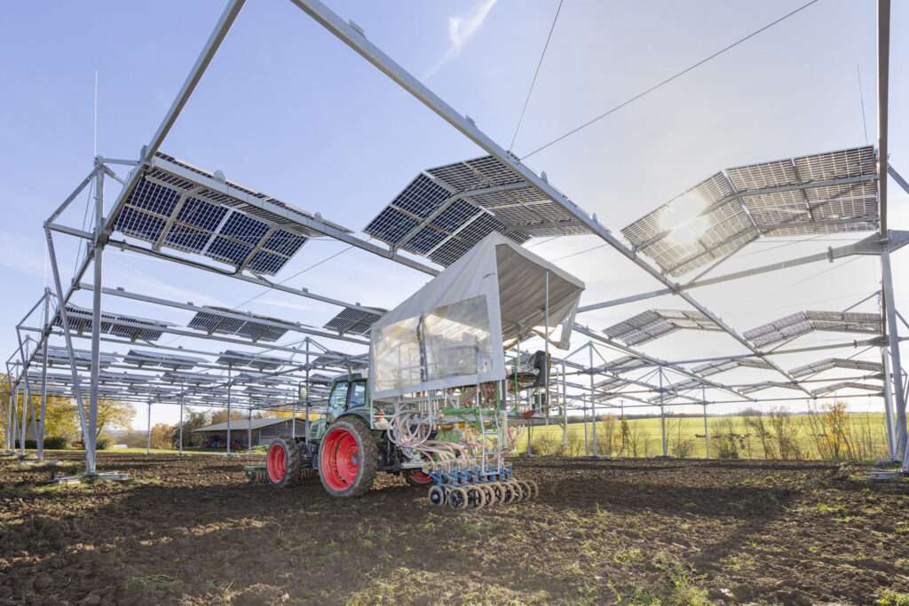 Agri-Photovoltaik-Anlage der Universität Hohenheim, 10 Meter hoch aufgeständerte Solarmdule