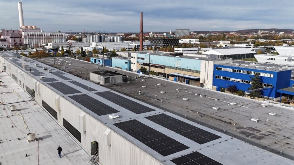 Leichtbaumodule von Sunoyser Systems auf Dach und an Fassade des SKF-Werks in Scheinfurt