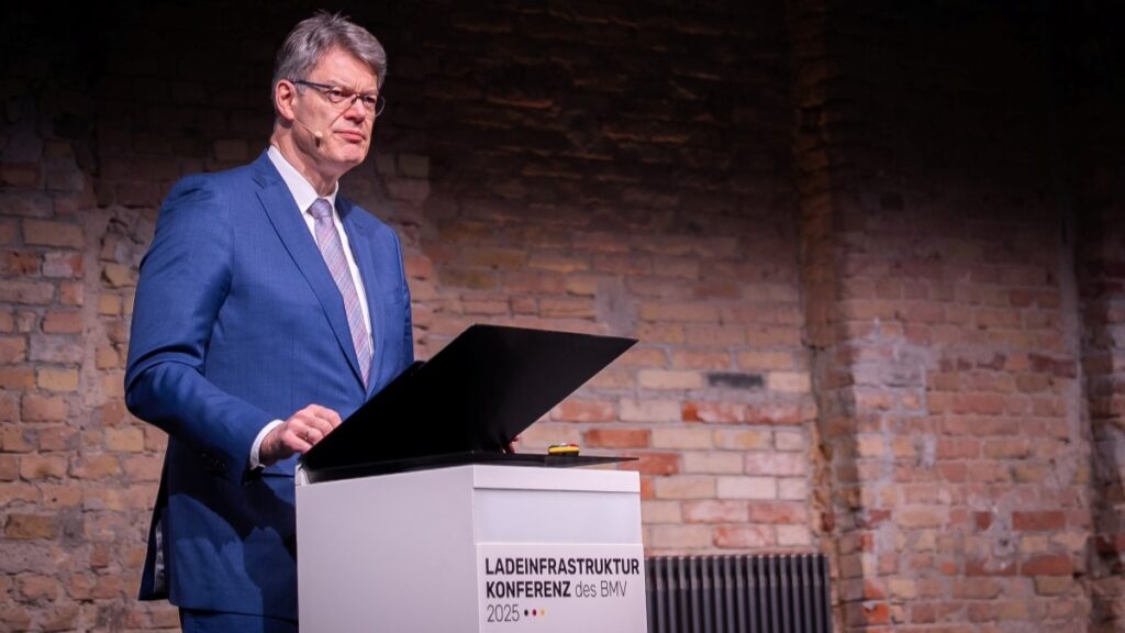 Patrick Schnieder Bundesministerr Vekehr vor Podium