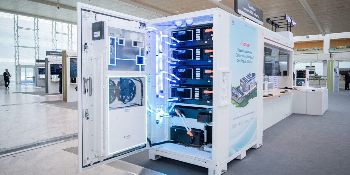Gewerbespeicher von Huawei öffenes ehäuse Messestand