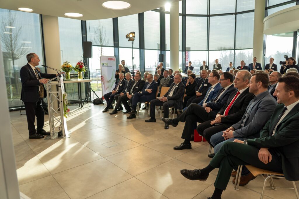Bayerns Wirtschaftsminister Hubert Aiwanger bei MOLL Batterien (Foto: StMWi/N. Engelhart)