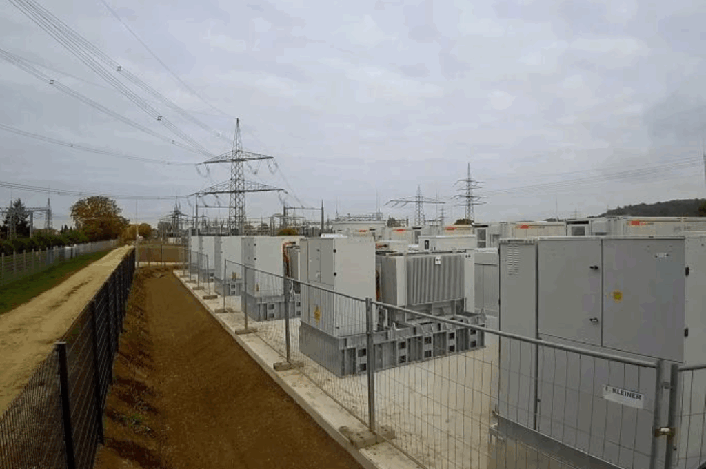 Batteriespeicher von Juniz Energy in Bayern, seit 1. November 2025 in Betrieb, im Dezember einen Tolling-Vertrag mit Next Kraftwerke geschlossen