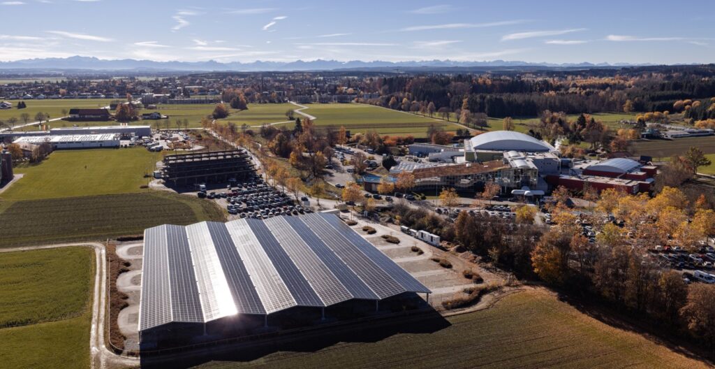 Parkplatz-Überdachung mit Solarmodulen von AE Solar, Timeless Planet, Therme Bad Wörrishofen