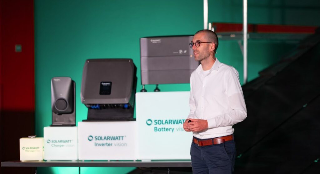 Peter Bachmann, Chief Product Officer bei Solarwatt, präsentiert die neuen Produkte, Speicher, Wallbox, Energiemanagementsystem, Wechselrichter