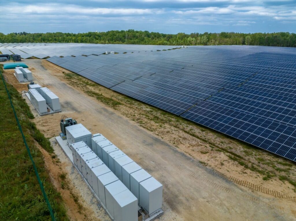 ZE Energy, kombinertes Photovoltaik-Speicher-Kraftwerk in Frankreich