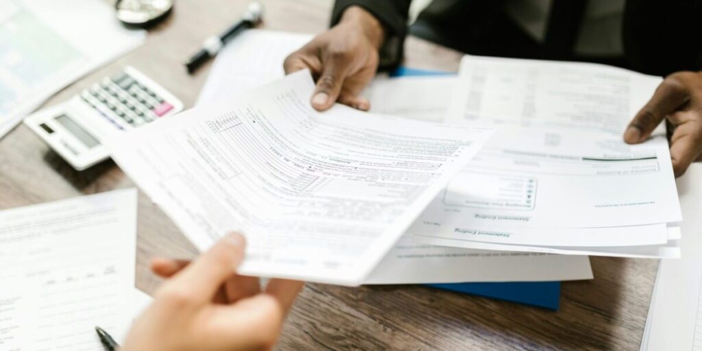 Vertragsunterzeichnung handreichung Papier Büro Bürokratie