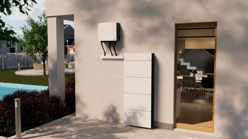 Nexis Solaredge Heimspeicher draußen am Haus im Garten Außenwand