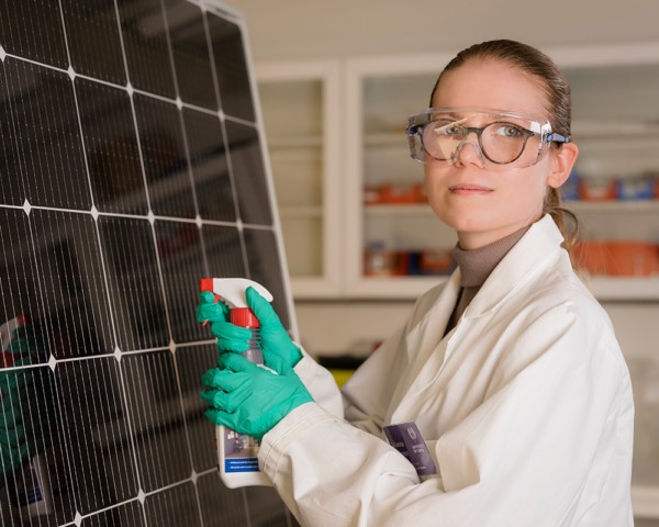 Reinigung, Solarmodule mit Spülmittel, Universität Turku