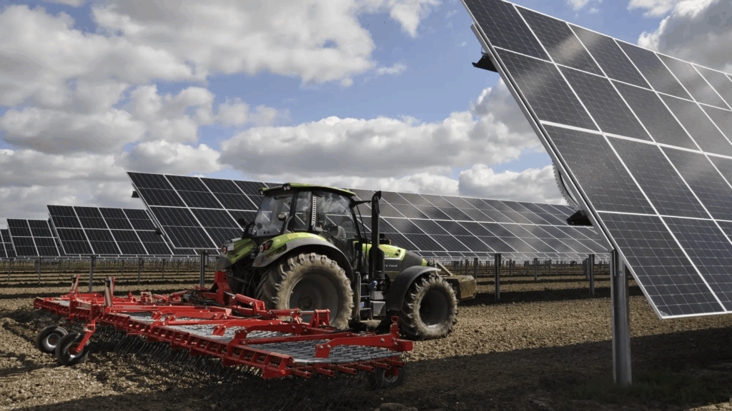 Feldwerke, Agri-Photovoltaik; Traktor