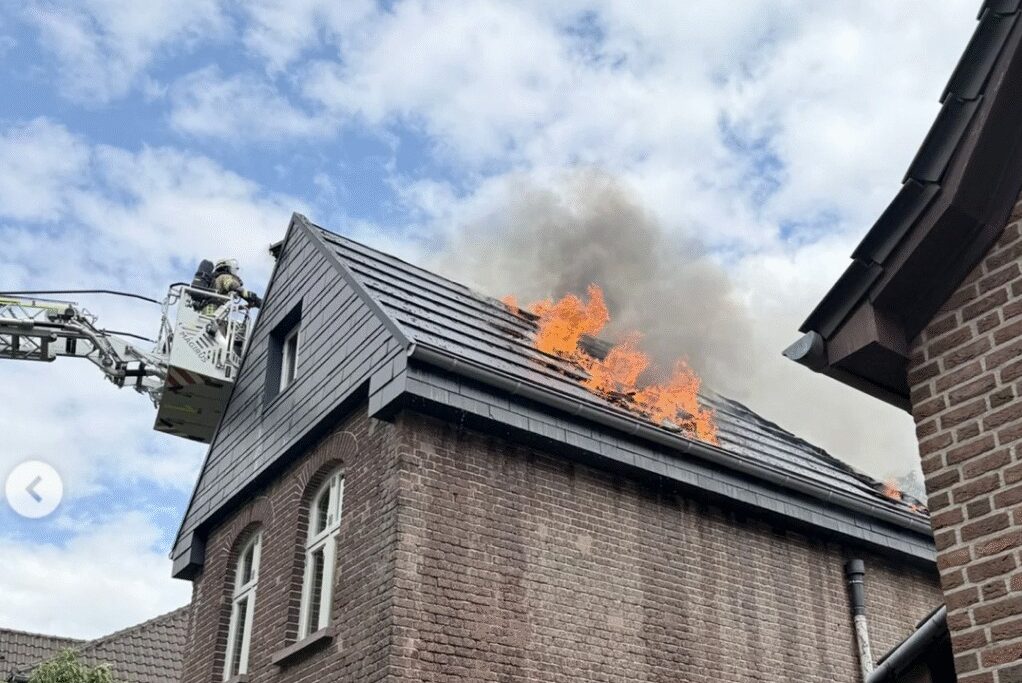 Brand Kleve; Haus mit Solardachziegeln