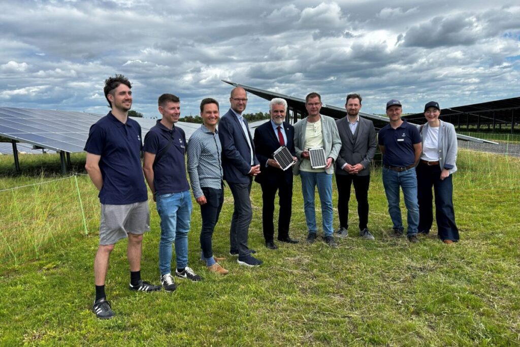 Zum Einweihungsfest "Hybrider Solarpark Gerbstedt" kamen unter anderem Matthias Lehmann, von wpd (4 v.l.); Armin Willingmann (5. v.l.); Ulf Döring, Bürgermeister Einheitsgemeinde Stadt Gerbstedt (4 v.r.) und Christian Spanier, wpd (3. v.r.).