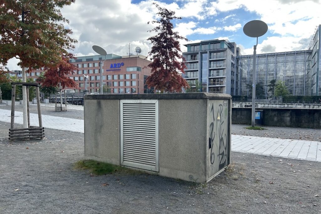 Ortsnetzstation (Ortsnetztrafo) in Berlin Mitte (im Hintergrund: Marie-Elisabeth-Lüders-Haus)