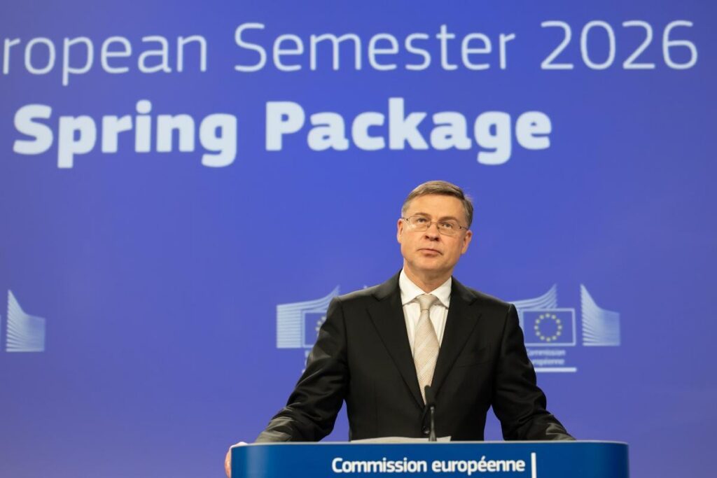 Wirtschaftskommissar Dombrovskis auf de rPRessekonferenz