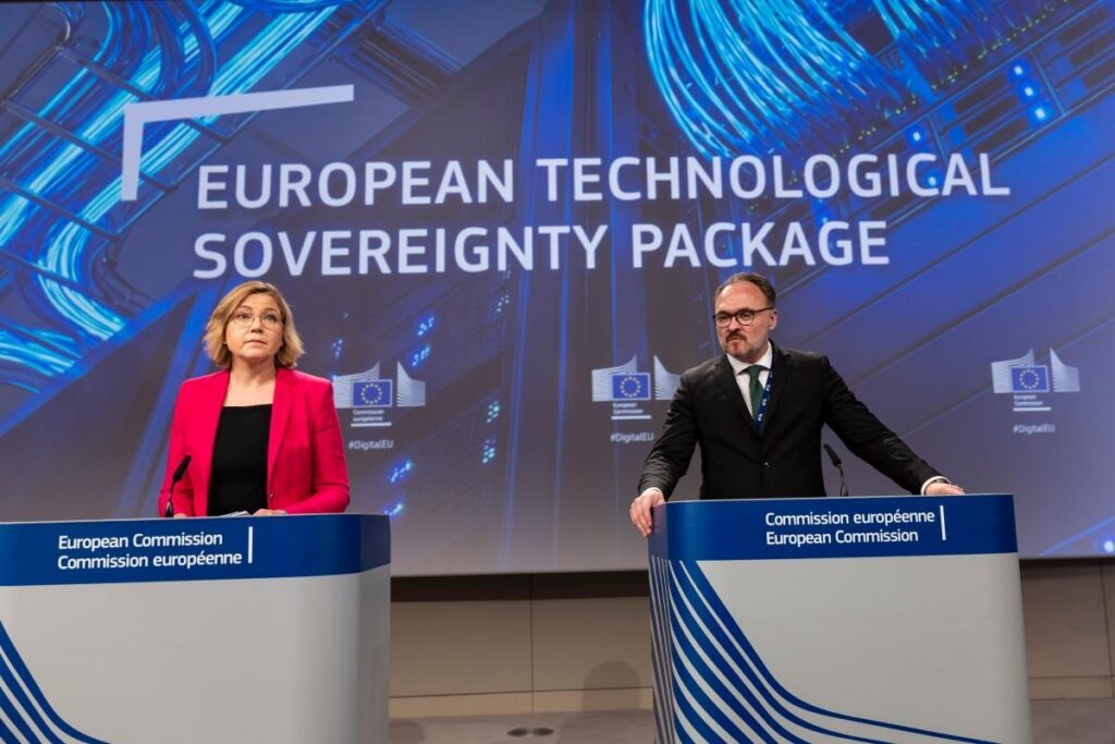 Henna Virkunnen und Dan Jörgennsen auf Bühen bei PRessekonferenz in Brüssel