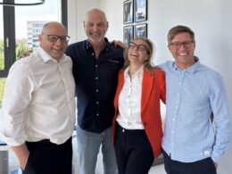 Thomas Raffeiner (Gründer und CEO von The Mobility House) und Heiko Bayer, (Managing Director von The Mobility House Solutions) mit Diane Coliche (Global Chief Operating Officer Mobility bei Edenred) und Pierre Jalady (CEO von UTA Edenred).