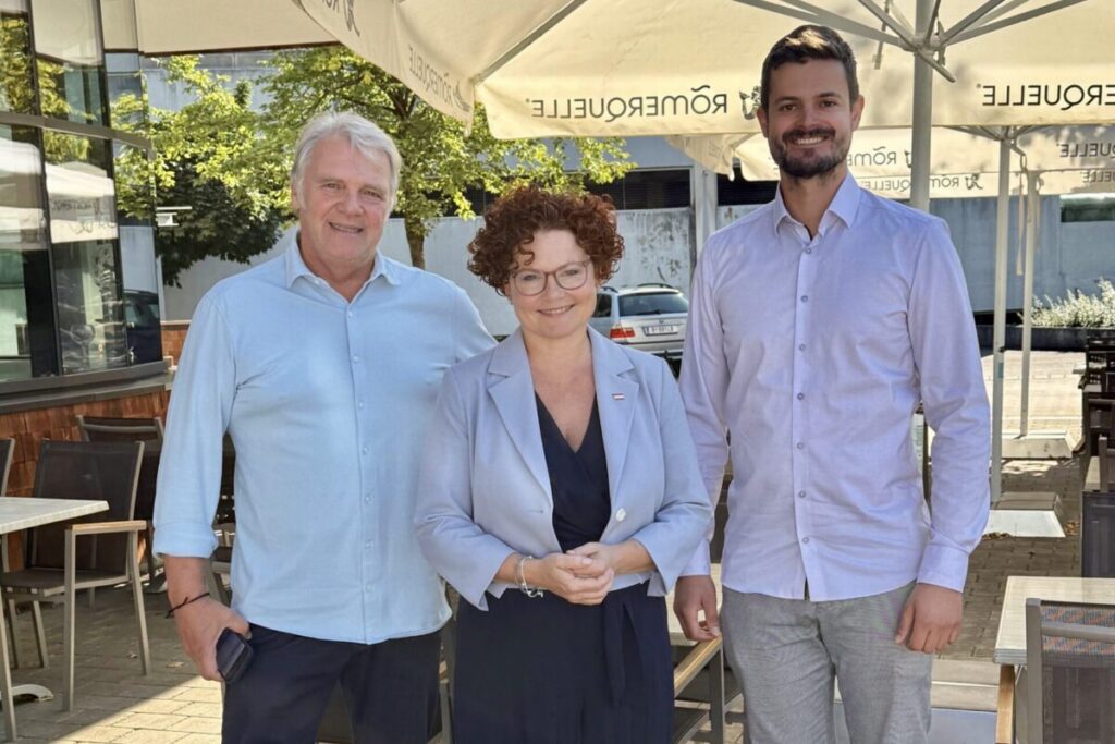 nergie-Staatssekretärin Elisabeth Zehetner sprach mit Andreas Müller (links) und Hannes Wultschnig von Photovoltaik-Spezialist Hansesun über den Neustart des PV-Fördersystems ab 2027.