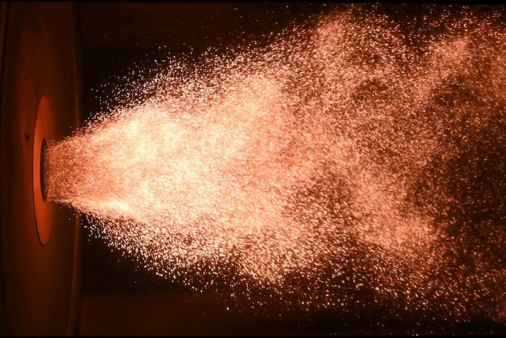 Eisen, Eisenstaubflamme im Labormaßstab (aus Darstellungsgründen 90 Grad gedreht)