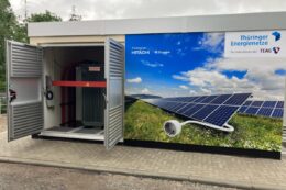 Bei dem Pilotprojekt in Thüringen wird ein Kompakt-Mittelspannungslängsregler eingesetzt. Thüga, TEN Thüringer Energienetze und Hitachi Energy haben ihn entwickelt.