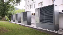 Luftwärmepumpe vor Gebäude