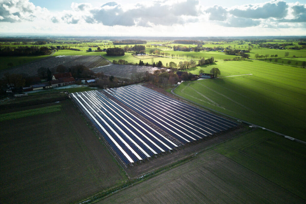 Agri-Photovoltaik-Anlage mit 23 Megawatt über einer Heidelbeer-Plantage in NRW, Luftaufnahme