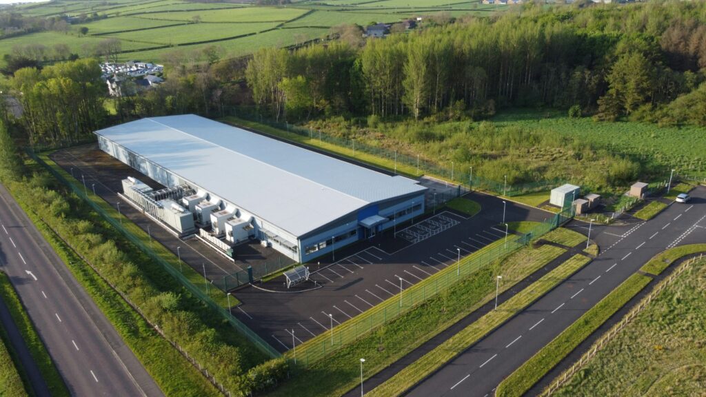 Gewerbehalle auf freiem Feld