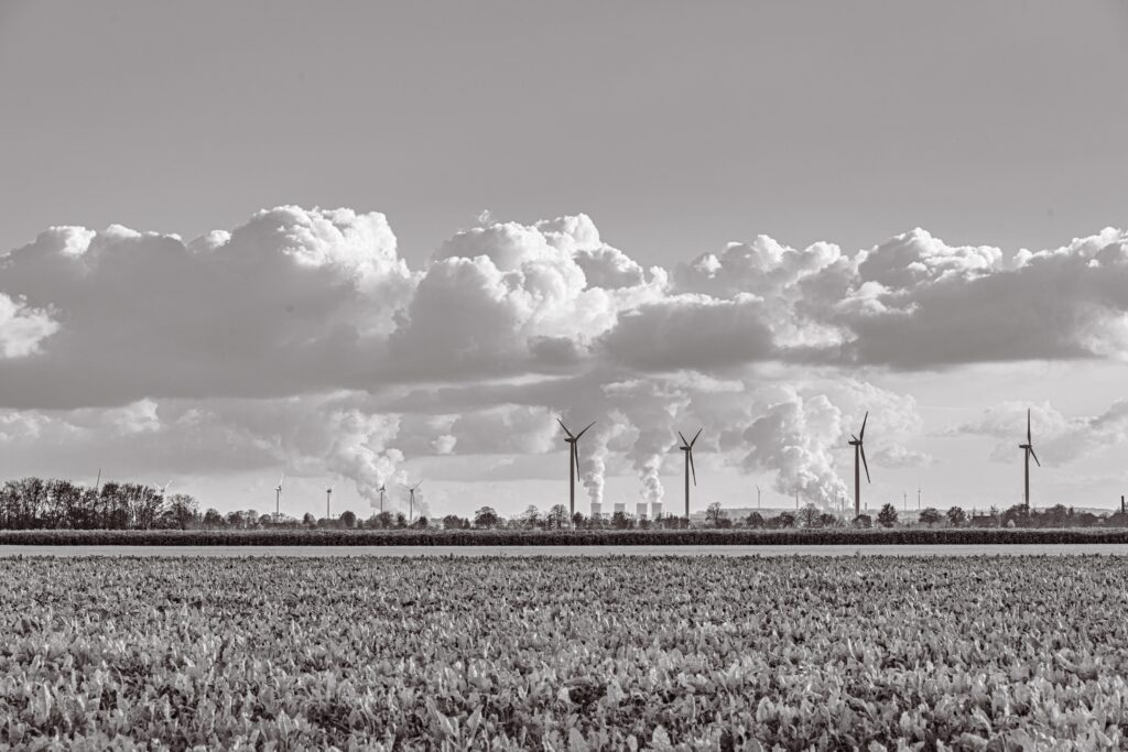 Schornsteine, WIndräder, schwarz, weiß