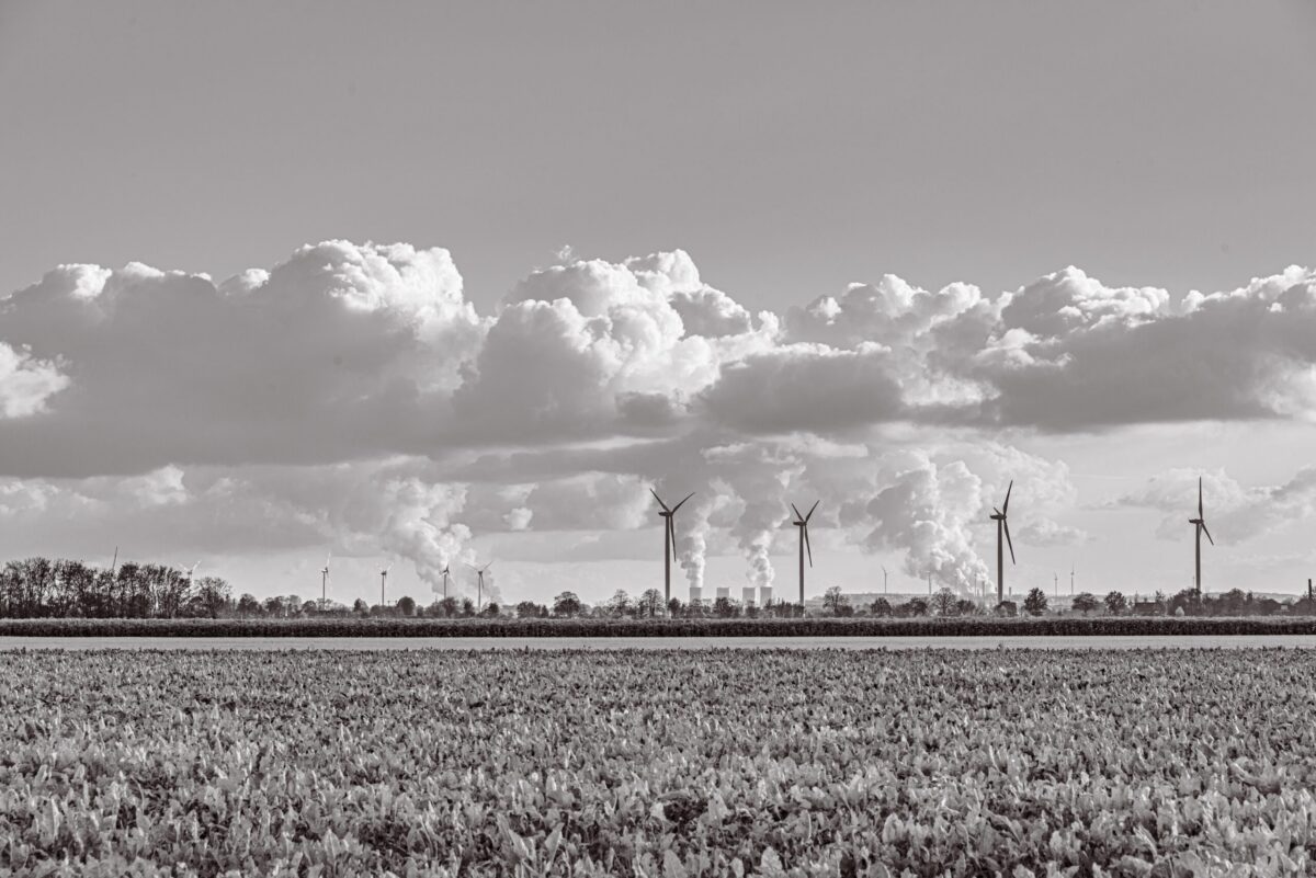 Schornsteine, WIndräder, schwarz, weiß