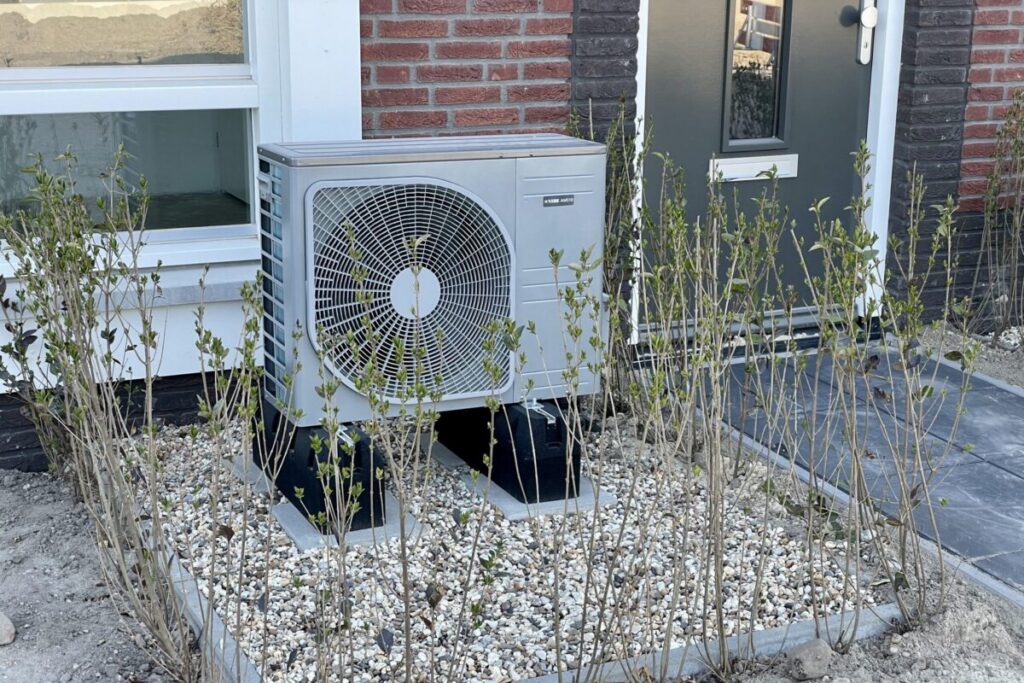 Wärmepumpe vor Haustür
