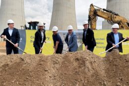 Vertreter von LEAG, Hyperstrong und Siemens setzen gemeinsam mit dem Boxberger Bürgermeister Hendryk Balko (3.v.r.) und MdB Florian Oest (2.v.r.) den ersten Spatenstich für die "GigaBatterie400".