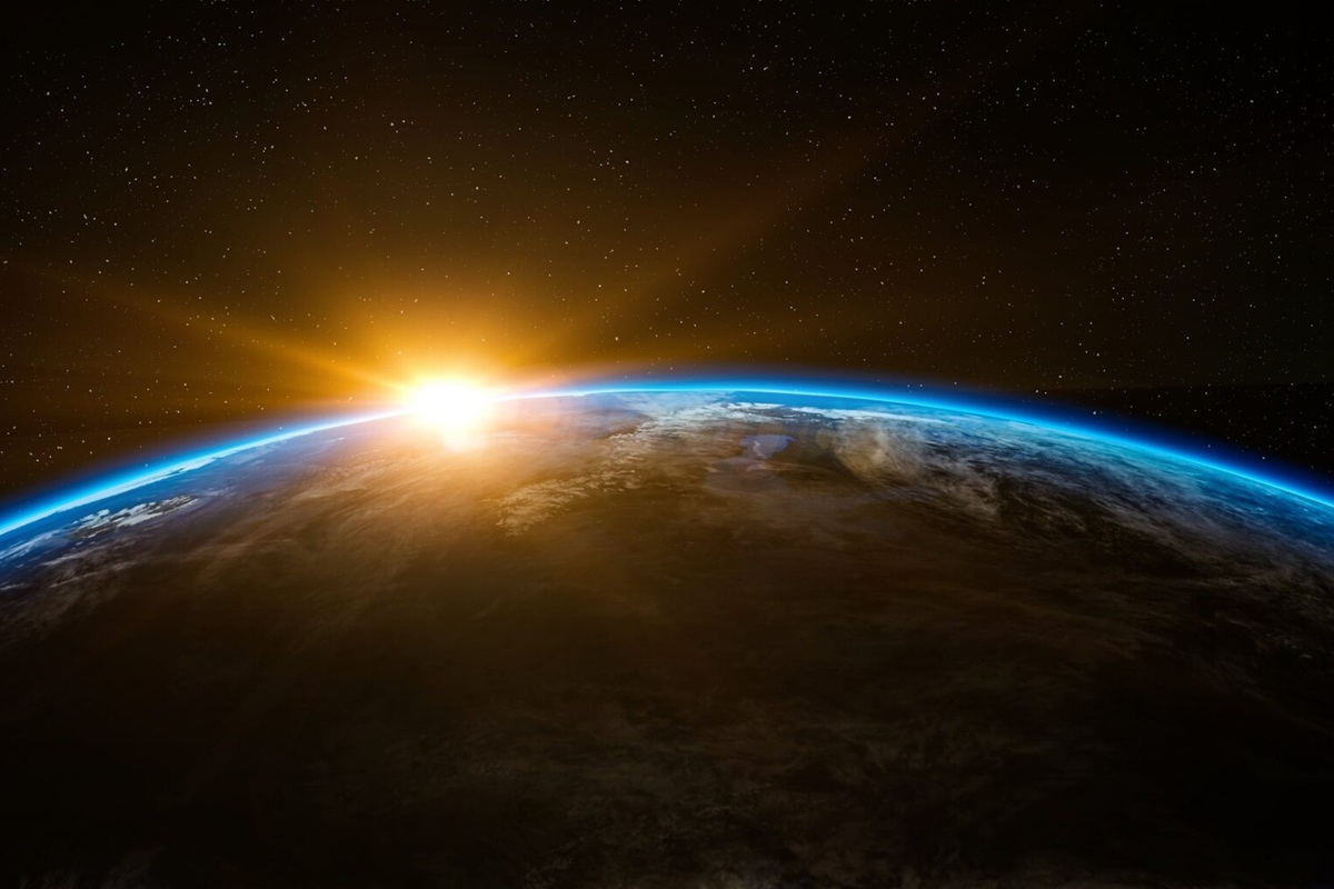 Sonnenaufgang über der Erde, betrachtet aus dem Weltraum
