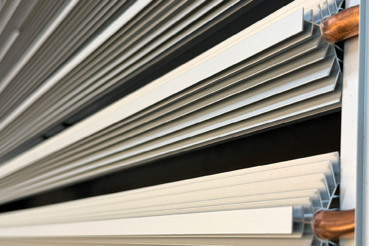 Durch ihre Kühlwirkung können die Wärmetauscher die Photovoltaikleistung erhöhen. Green­onetec bietet sie als Nachrüstlösung an und erhöht die Effizienz mit angesetzten Lamellen. Da hier Sole oder ein Wasser-Glykolgemisch zirkuliert, ist für die In­stallation kein Kälteschein erforderlich.